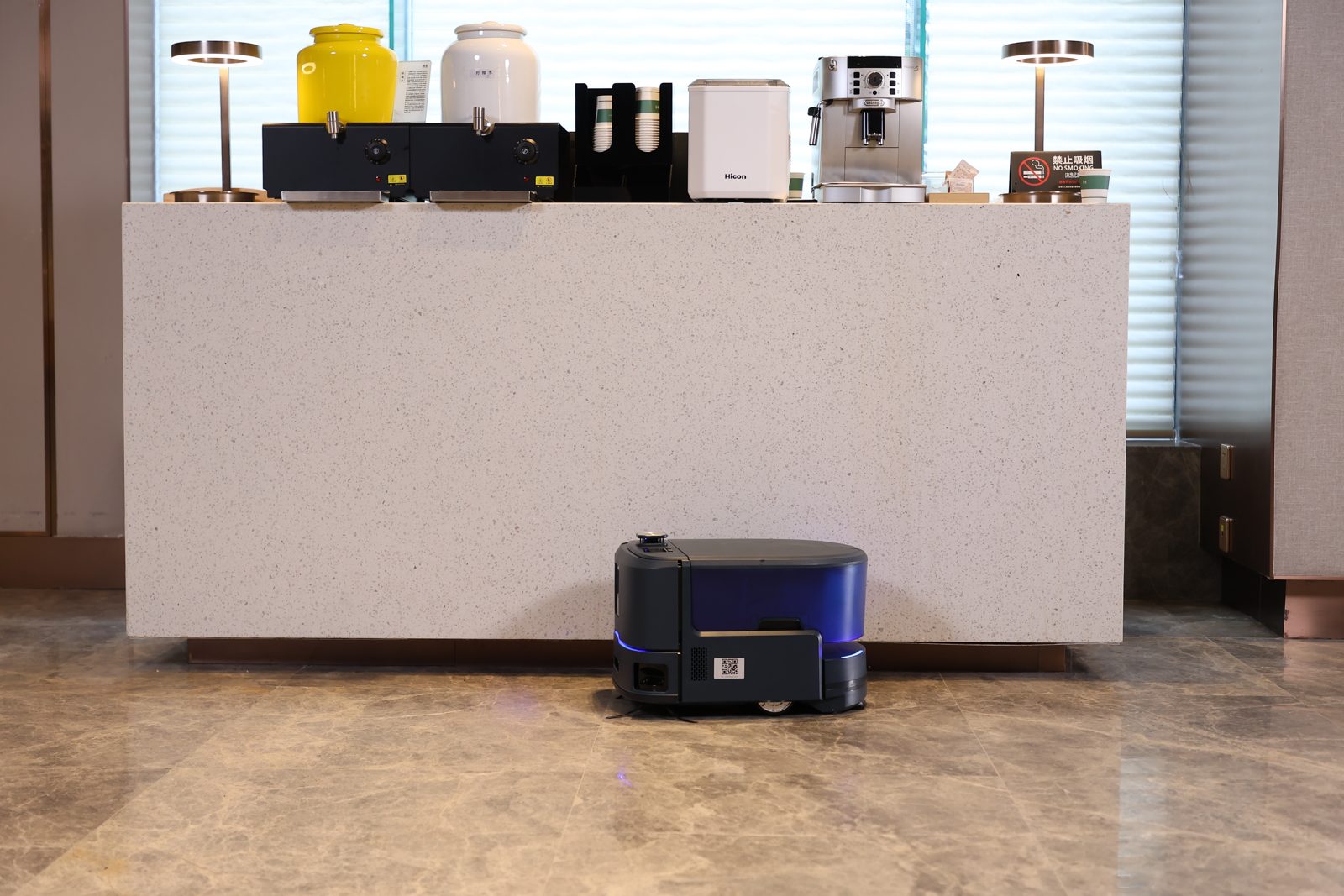 Robot de nettoyage KLEENBOT en opération dans un espace commercial